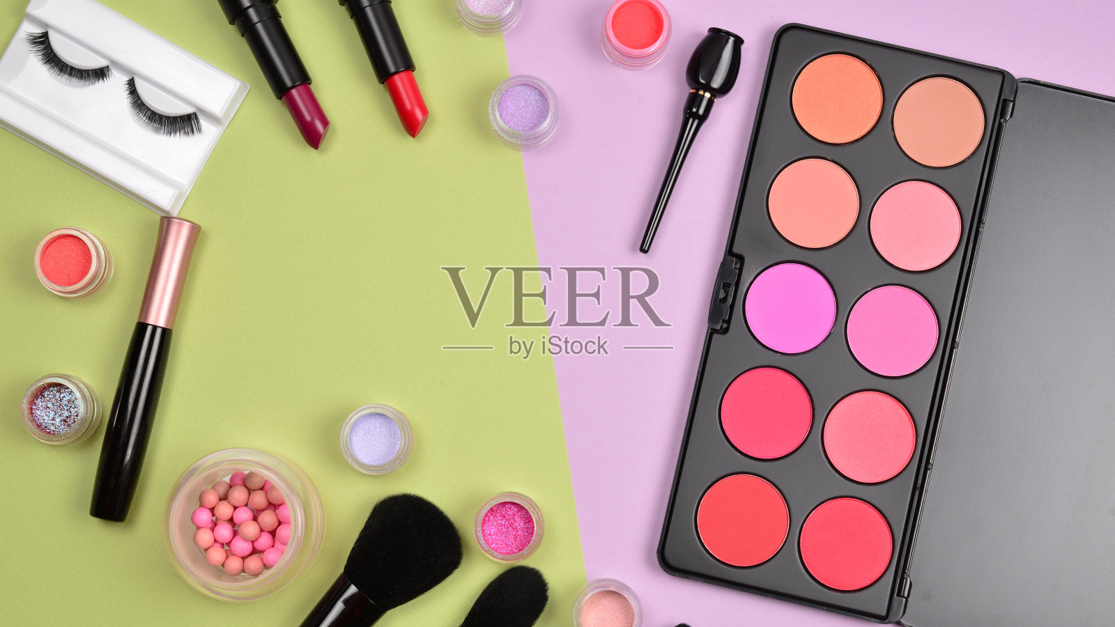 专业彩妆用美容产品、腮红、眼线、睫毛、刷子和工具。照片摄影图片