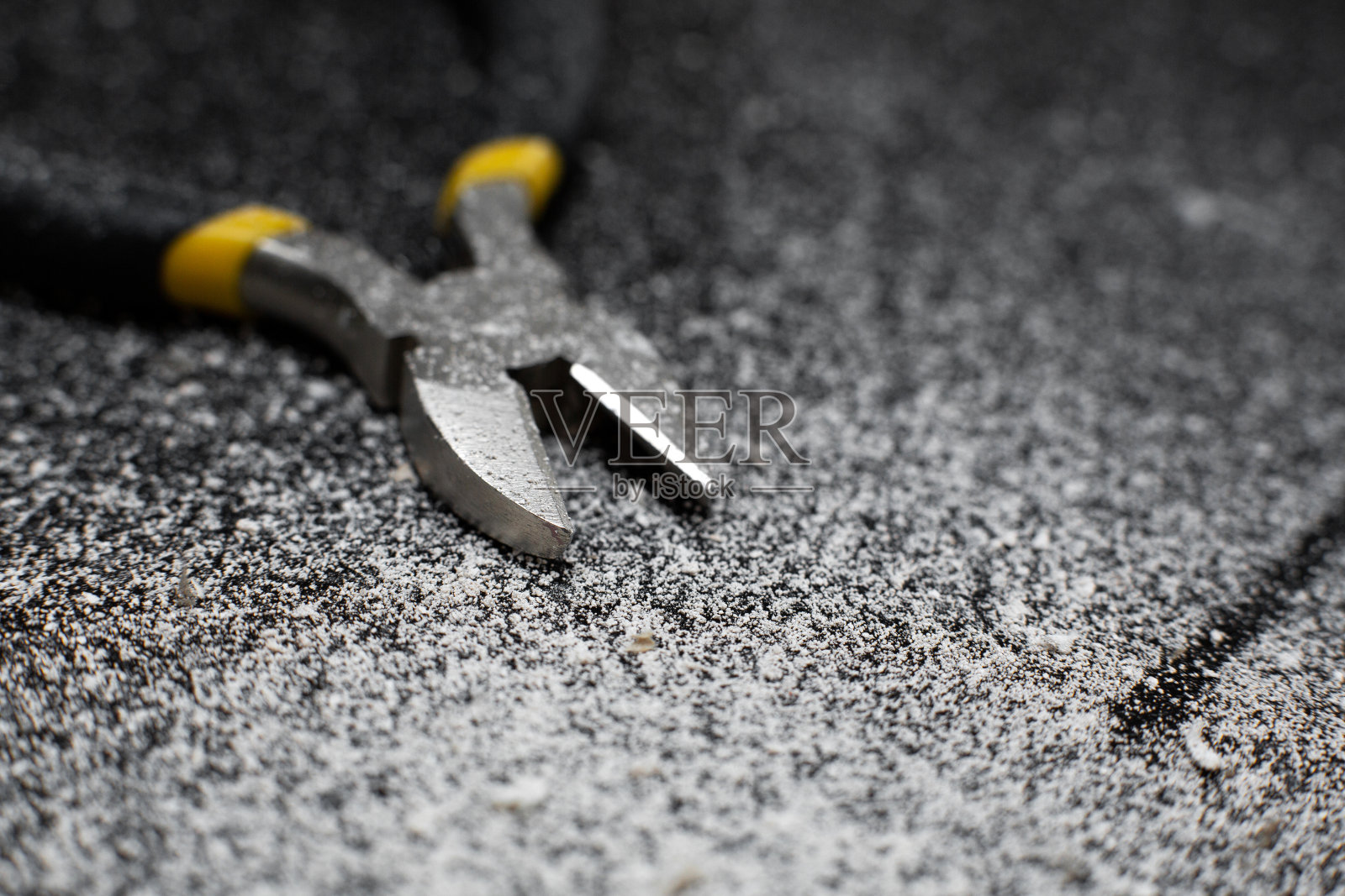 一个专业电工安装工具的钢丝切割机的特写。照片摄影图片