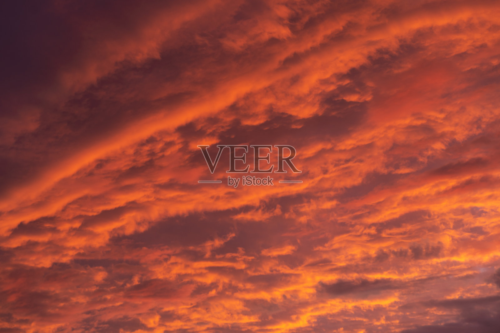 傍晚日落时，粉红色的云合上了照片摄影图片