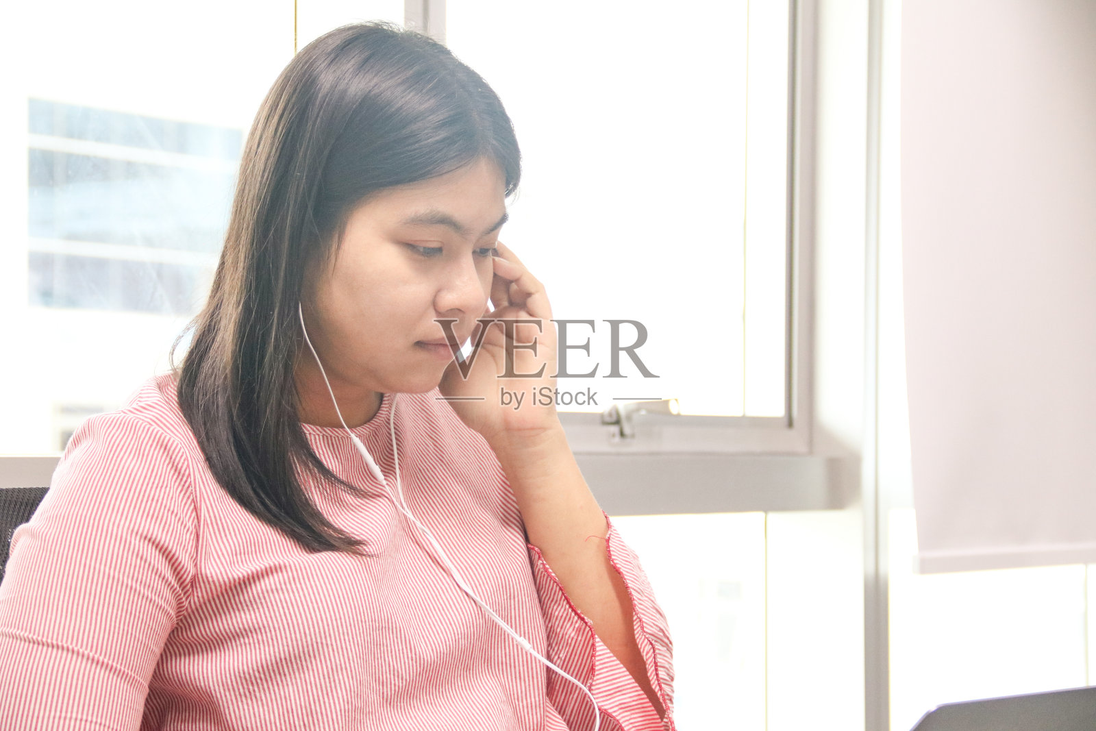 悲伤压力年轻的亚洲女人听音乐照片摄影图片