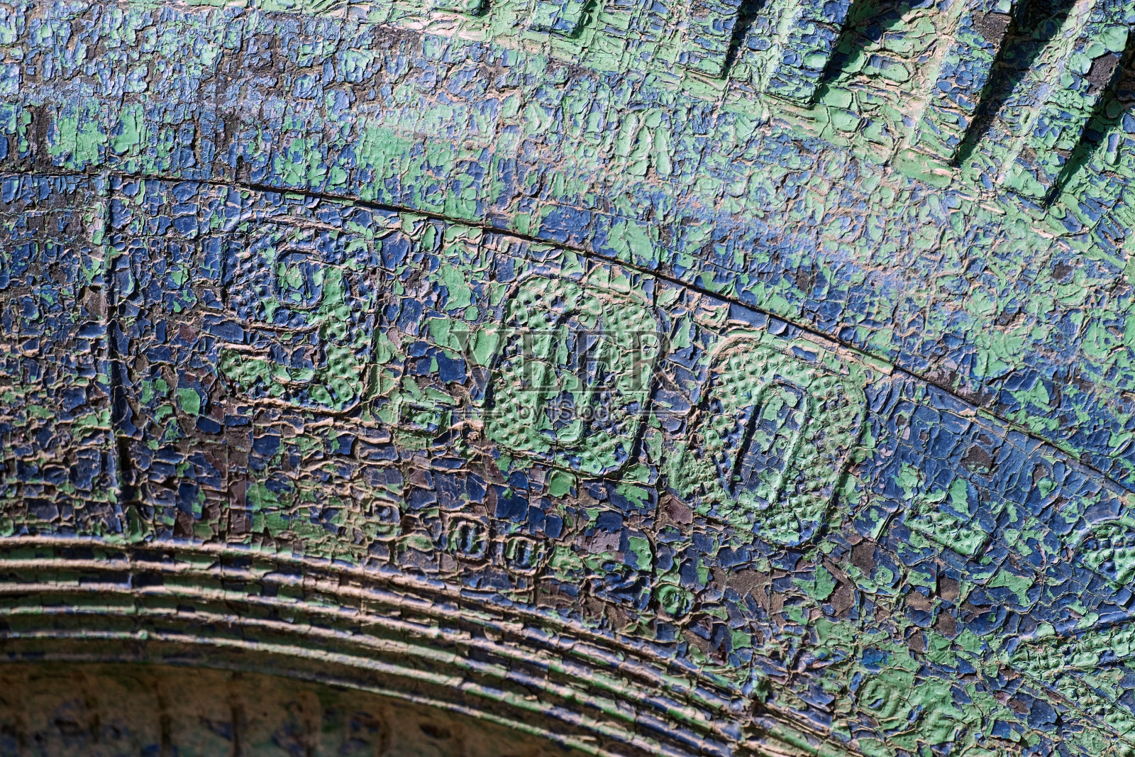 这是一个旧轮胎的纹理，有破裂的蓝绿色油漆照片摄影图片