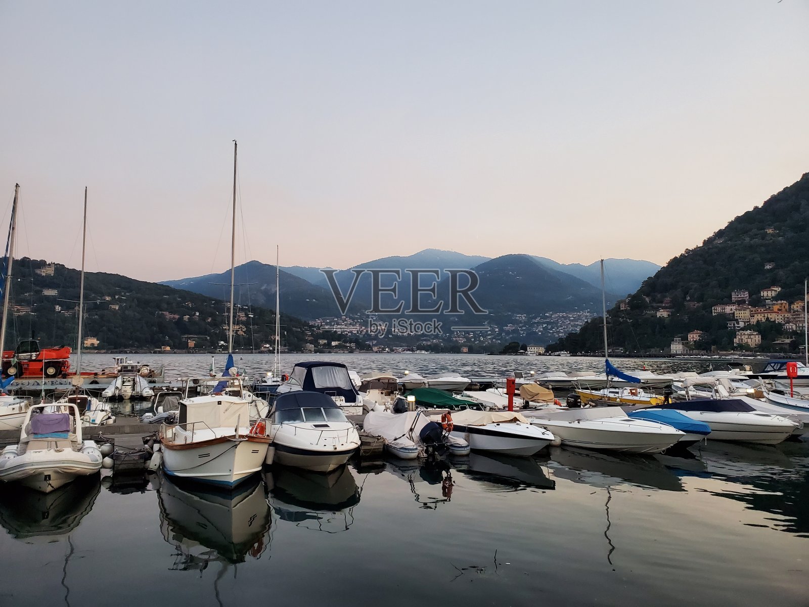 清晨，瑞士卢塞恩湖照片摄影图片