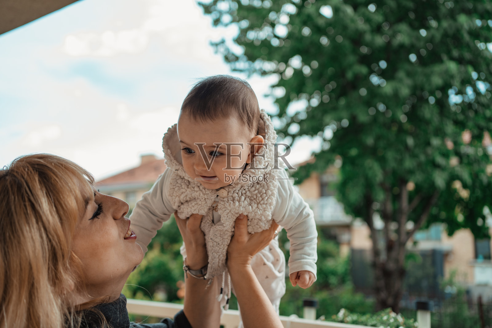 在她妈妈的怀里照片摄影图片