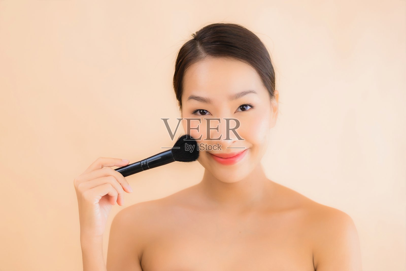 肖像美丽年轻的亚洲脸女人与美容水疗概念照片摄影图片