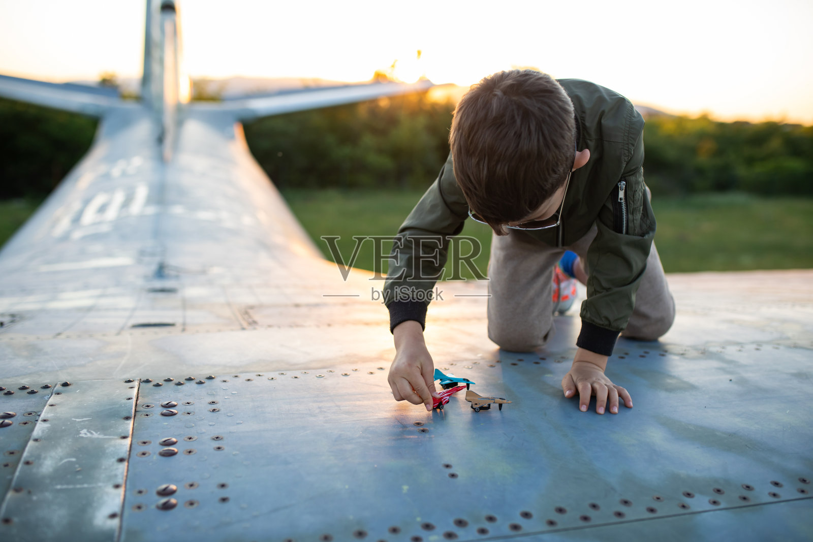 男孩在玩玩具战斗机照片摄影图片