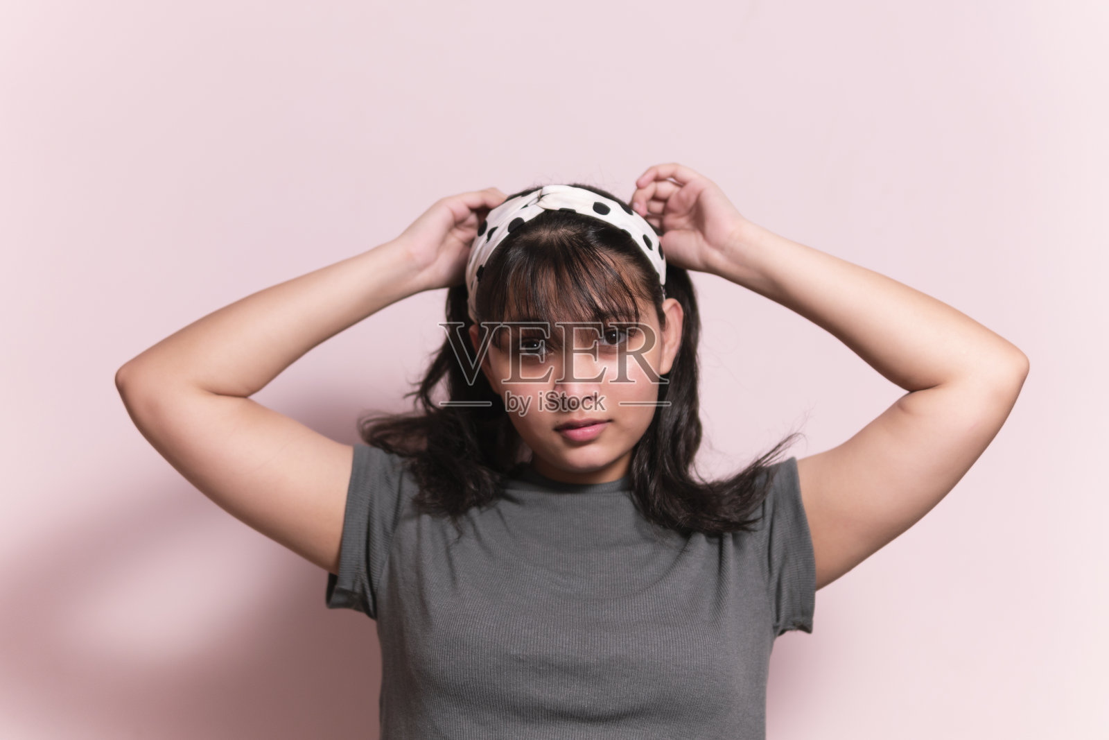 美丽的夏天肖像快乐的年轻女孩孤立与粉红色的背景。照片摄影图片