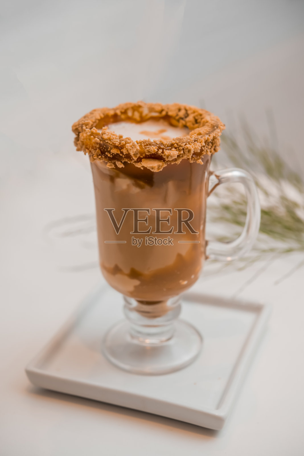 特殊的咖啡杯，奶油和香料在光线背景，选择性聚焦照片摄影图片