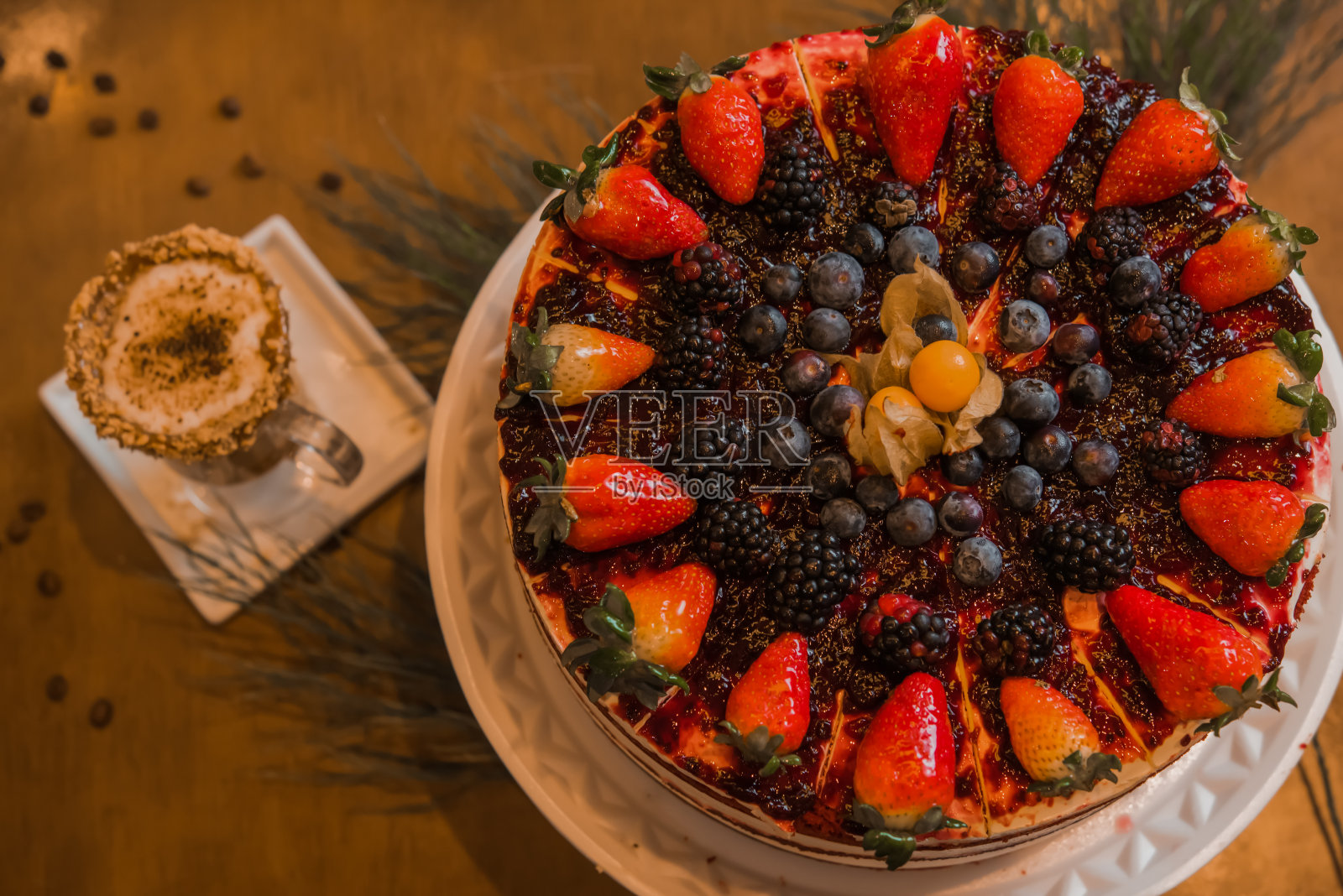 红色水果和巧克力生日蛋糕，祝福咖啡杯，选择性聚焦照片摄影图片