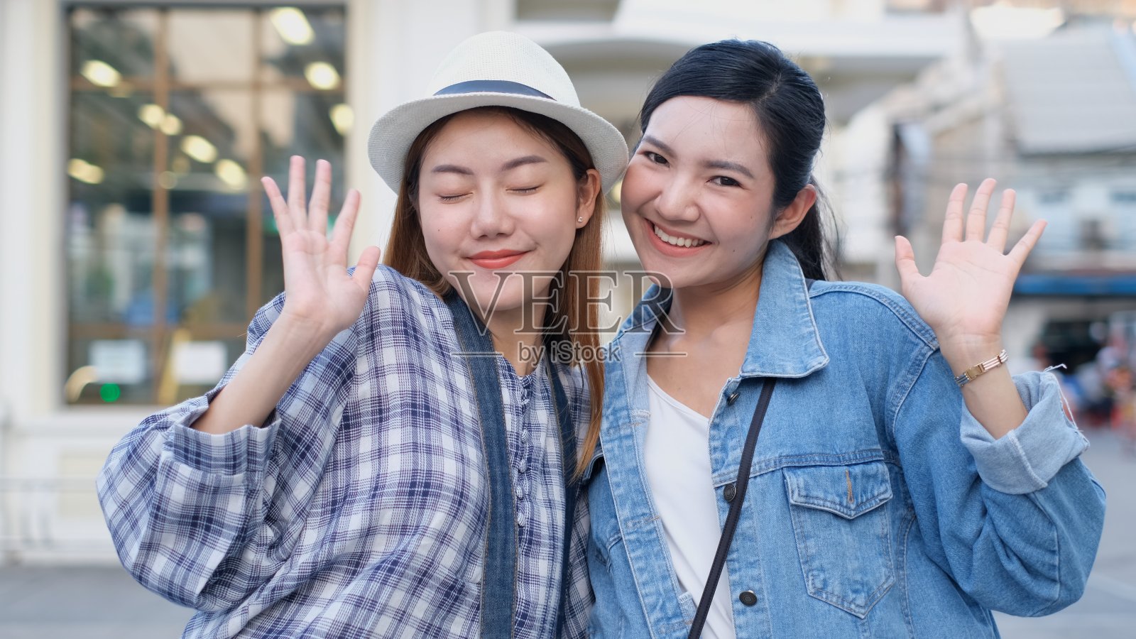 亚洲朋友在泰国曼谷旅游，甜蜜的情侣在夕阳下度假旅行。生活方式夫妇旅游在城市的概念。年轻快乐亚洲旅游背包客旅游。照片摄影图片