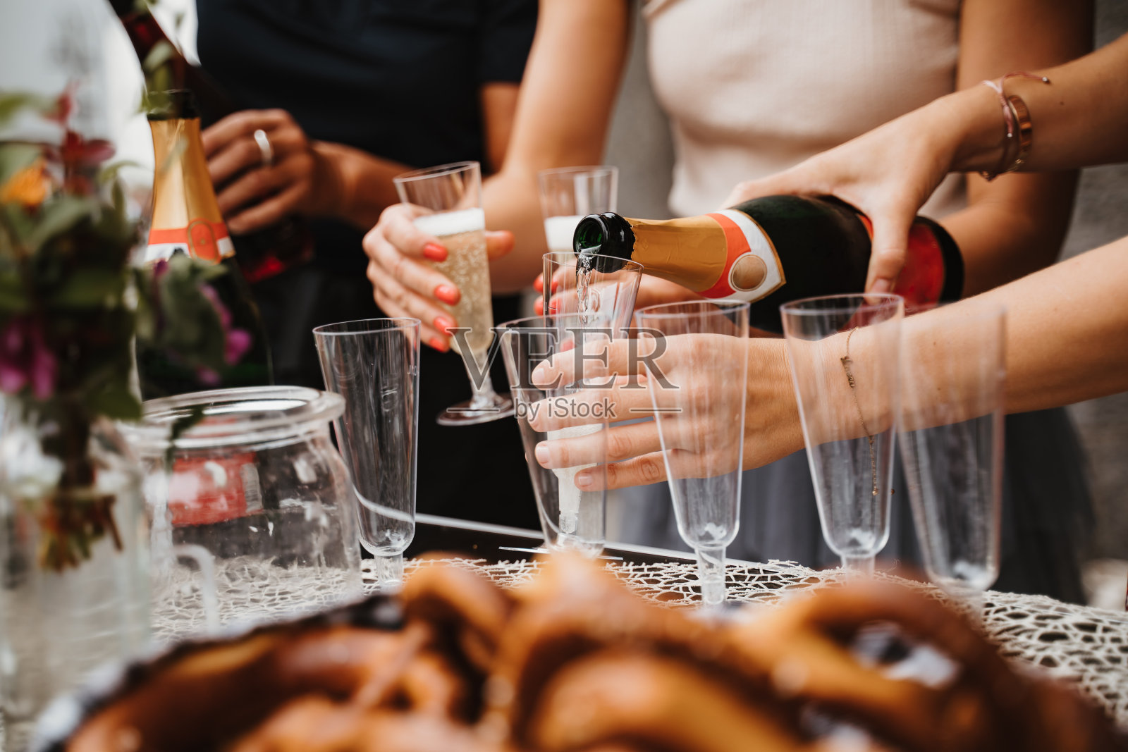朋友们欢聚一堂，开着玫瑰香槟庆祝节日照片摄影图片