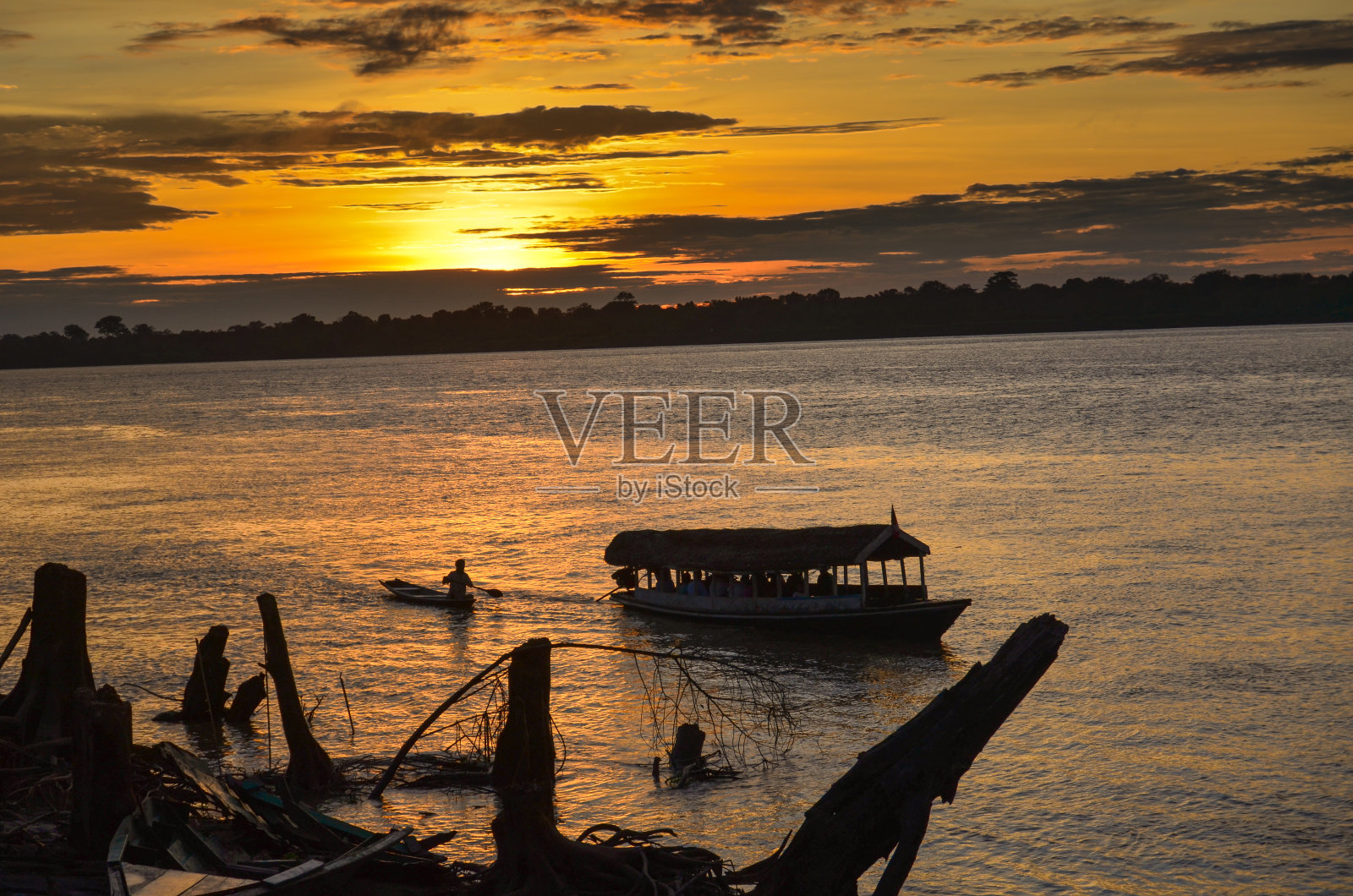伊基托斯河的日落照片摄影图片