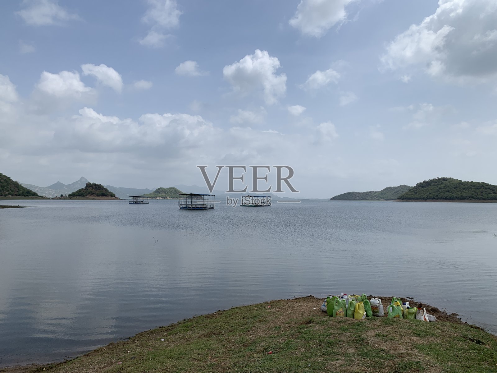 湖边多云的早晨照片摄影图片