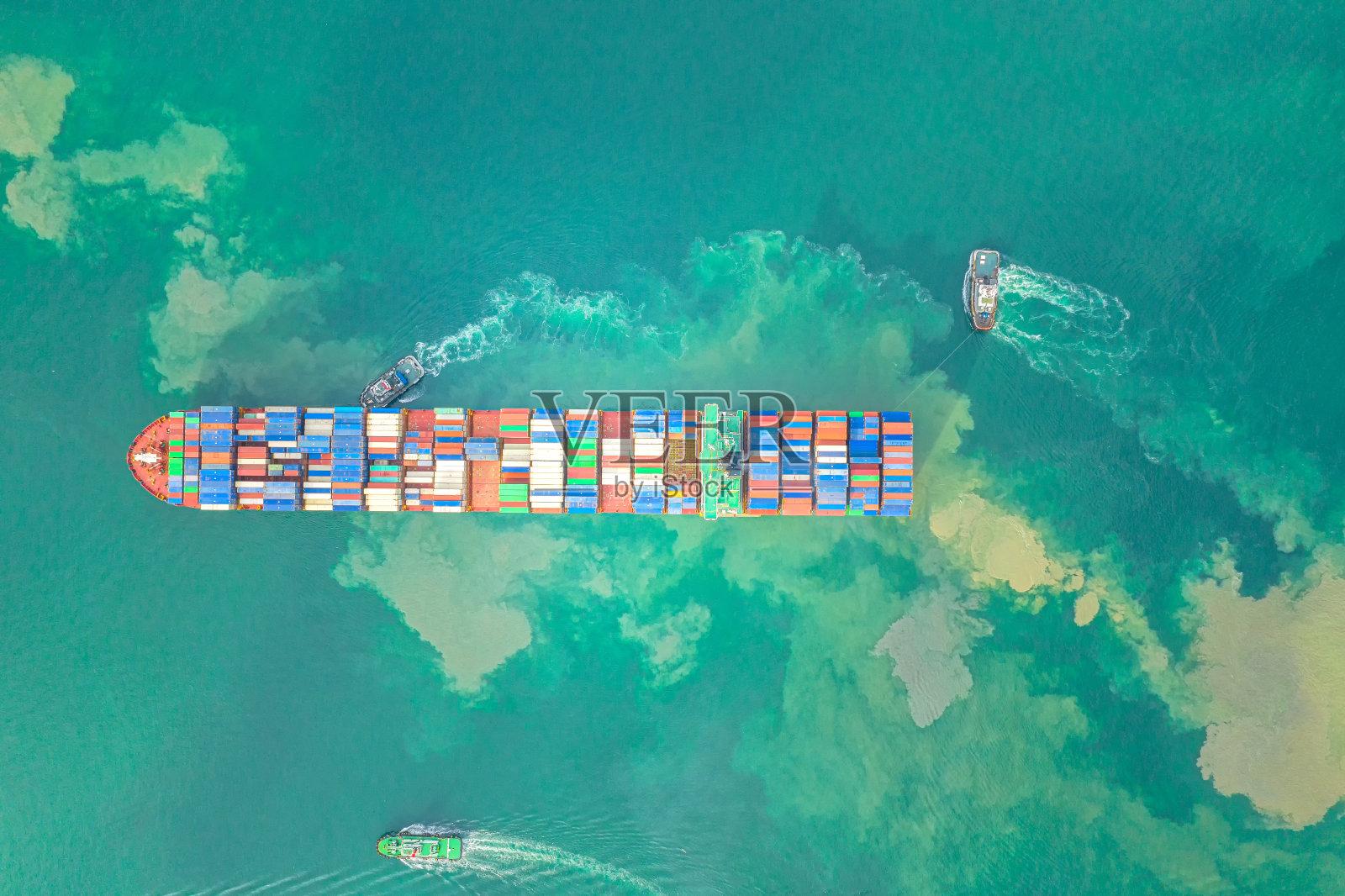 集装箱、集装箱船的进出口业务和物流。用起重机将货物运到港口。国际水路运输。鸟瞰图和俯视图。照片摄影图片