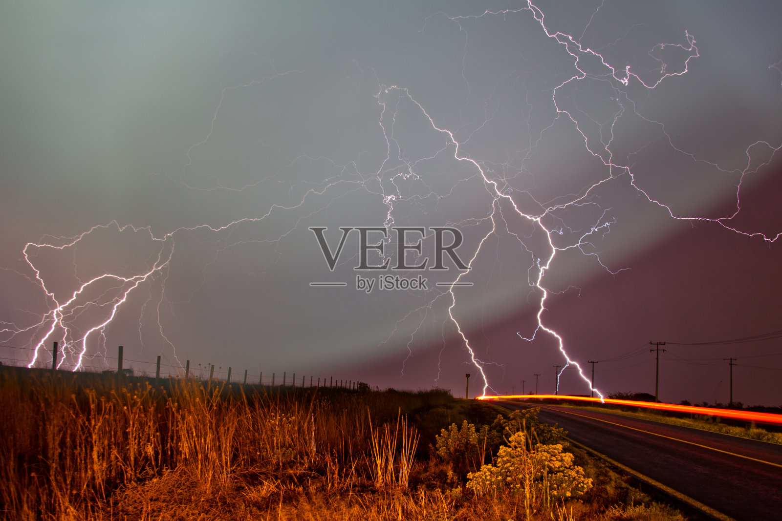 雷暴中的闪电照片摄影图片