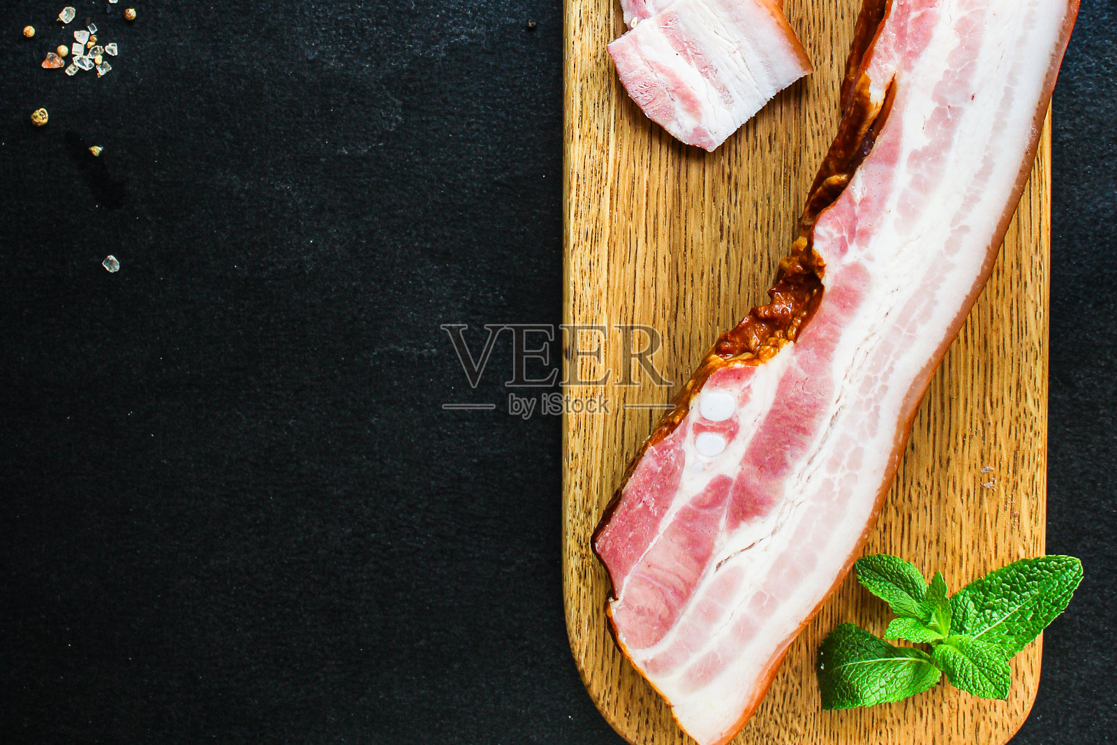 烟熏培根块肉和脂肪菜单概念食用大小。食物背景俯视图复制空间为文本有机健康生吃照片摄影图片