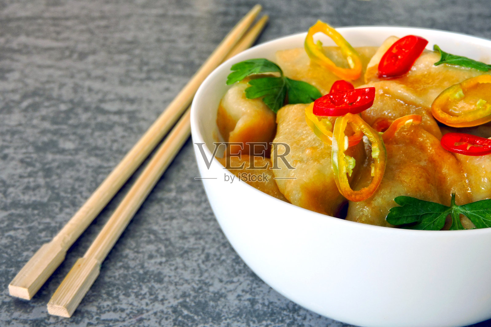 中式辣椒饺子。照片摄影图片