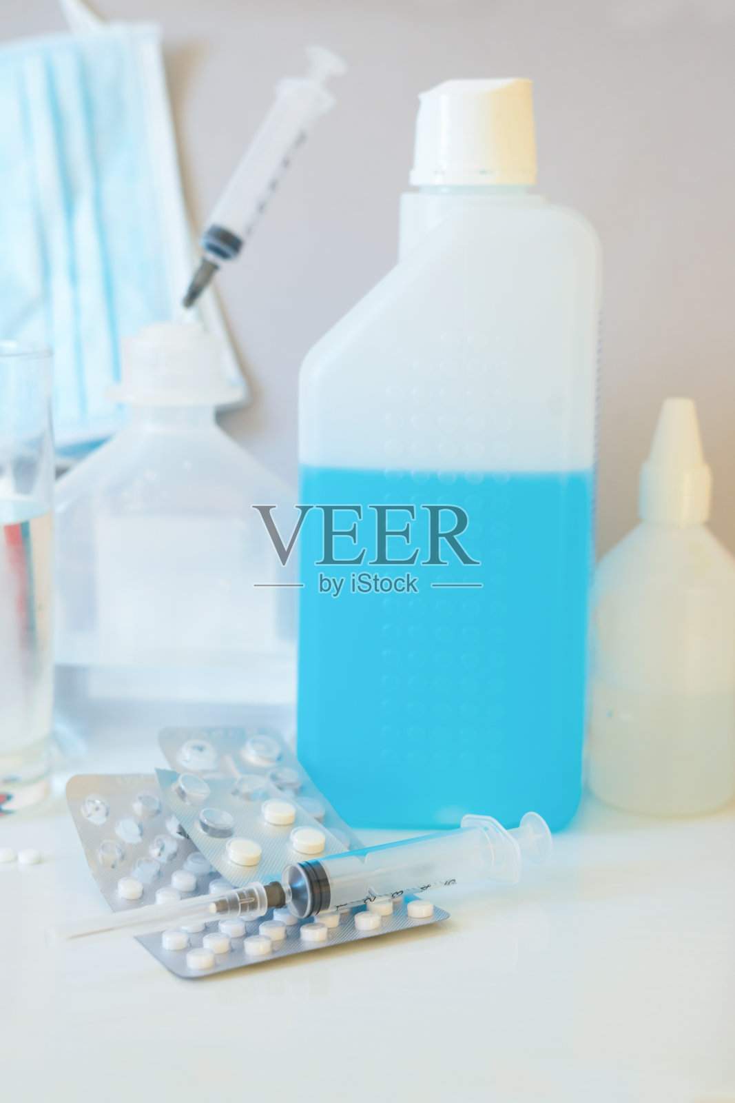 药片，注射器，还有一杯水照片摄影图片