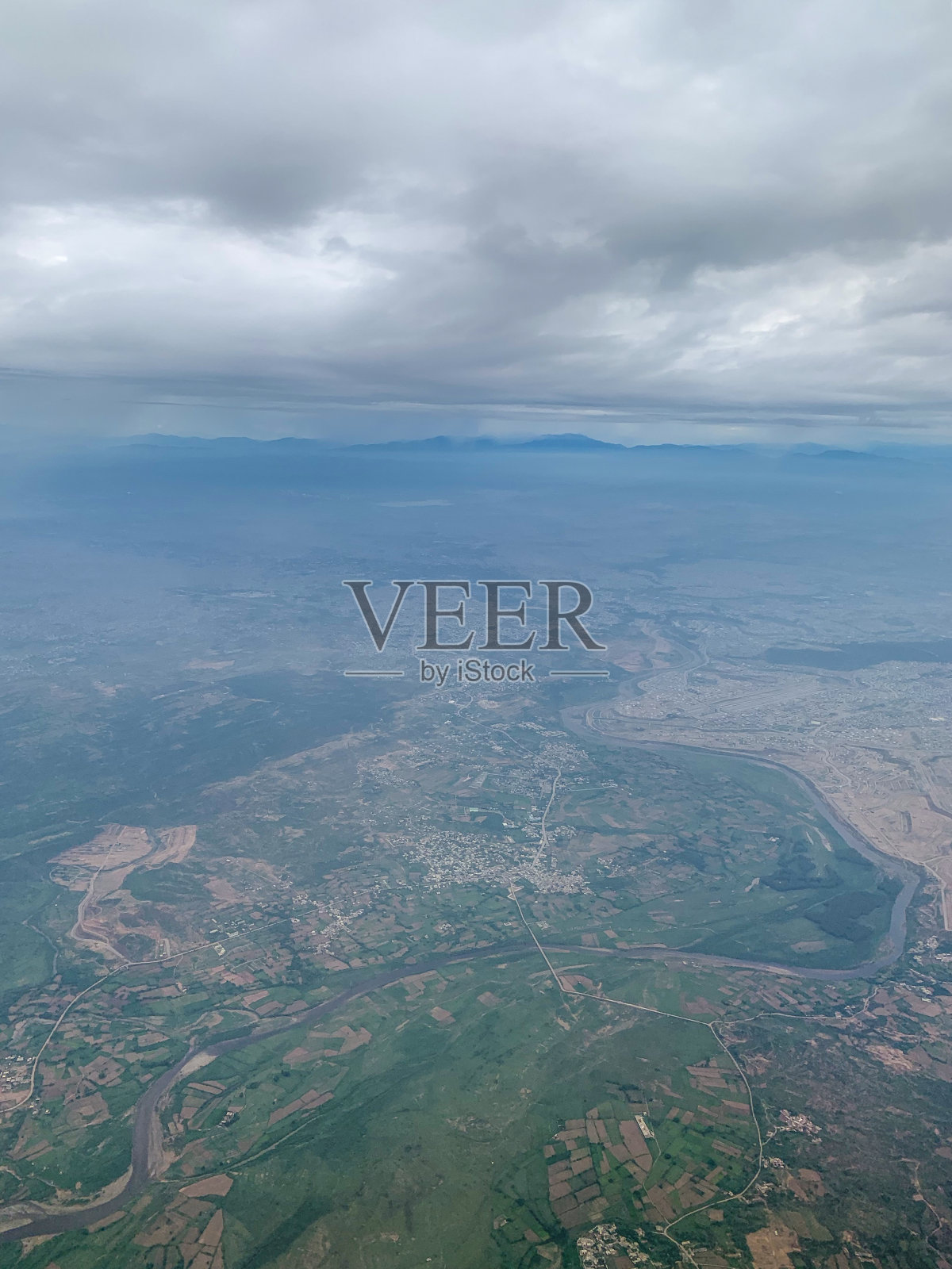 从飞机上看，飞过山区。航空摄影照片摄影图片