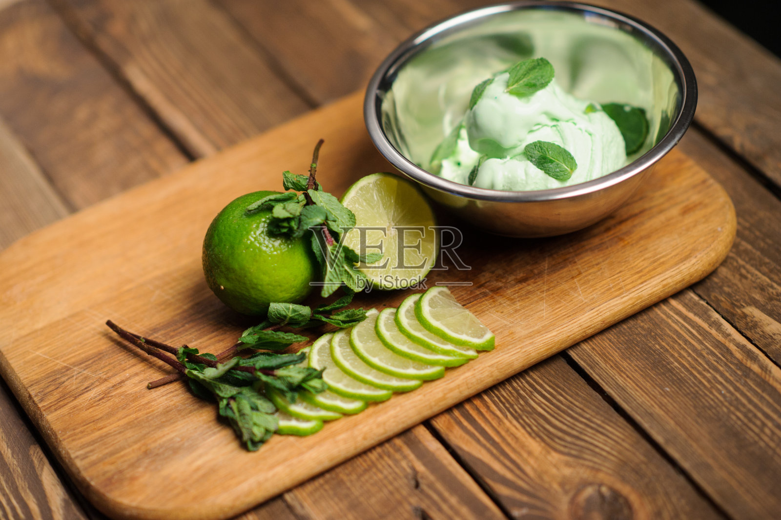 新鲜柠檬和酸橙自制冰淇淋在一杯白色牛奶中照片摄影图片