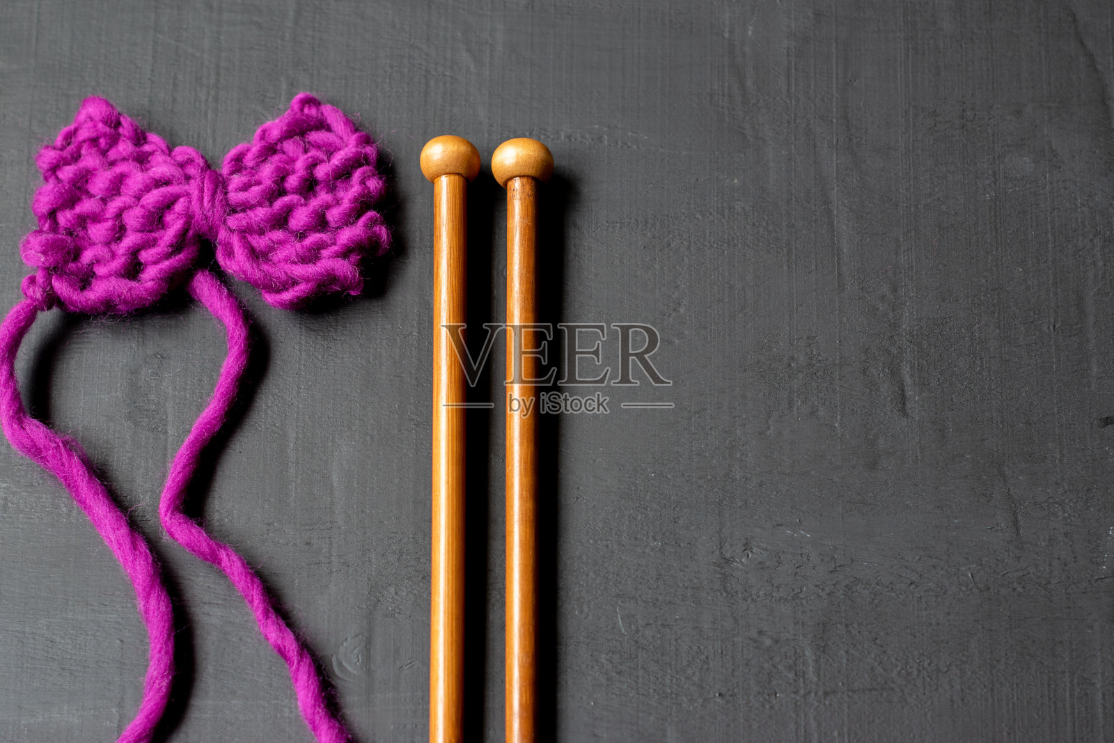 编织针和手编织蝴蝶结照片摄影图片