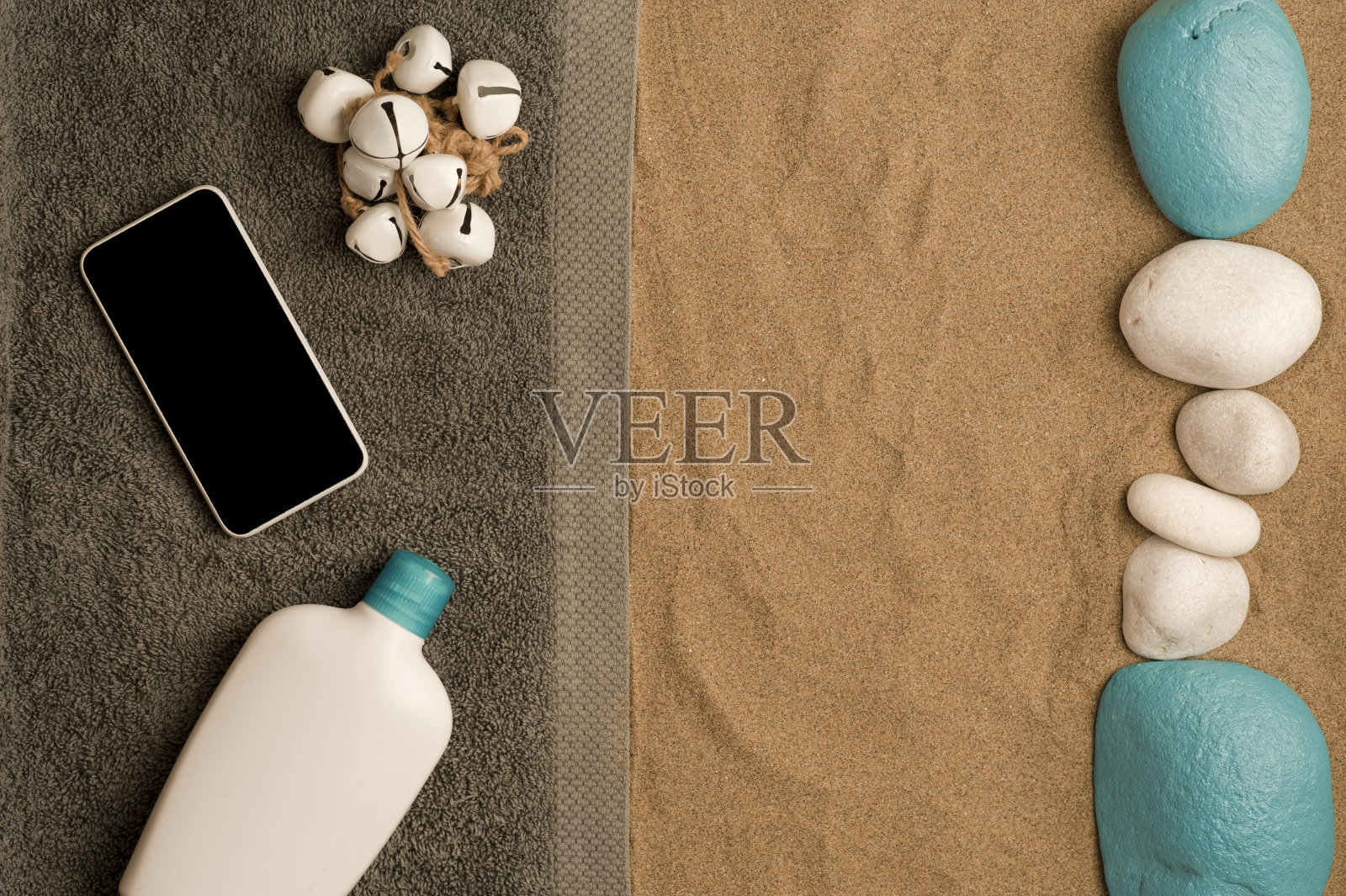 夏天在海滩的概念，cris毛巾在沙滩上，黑屏智能手机，一瓶奶油和白色的贝壳。海滩沙滩。俯视图。空间的文本照片摄影图片