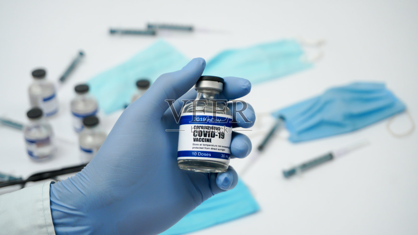 Covid-19冠状病毒新型冠状病毒疫苗瓶药品安瓿瓶特写注射器注射医用丁腈手套口罩眼镜接种疫苗，治疗Covid - 19冠状病毒感染照片摄影图片