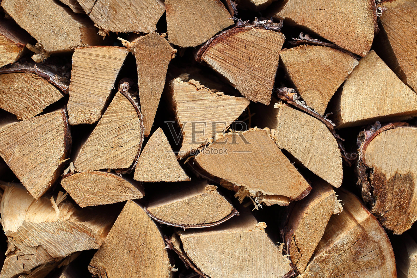 硬木劈柴堆成一堆，一尾见。照片摄影图片