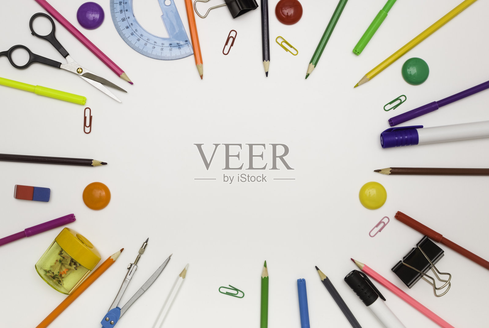 教育、办公室和对象概念。白色背景的文具框。文本的自由空间，俯视图。照片摄影图片