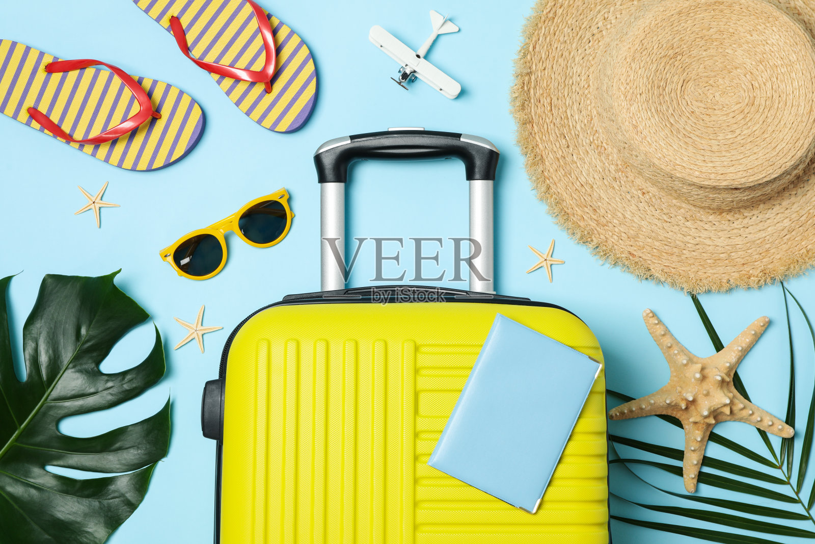 蓝色背景的旅行配件，俯视图。旅行博客照片摄影图片