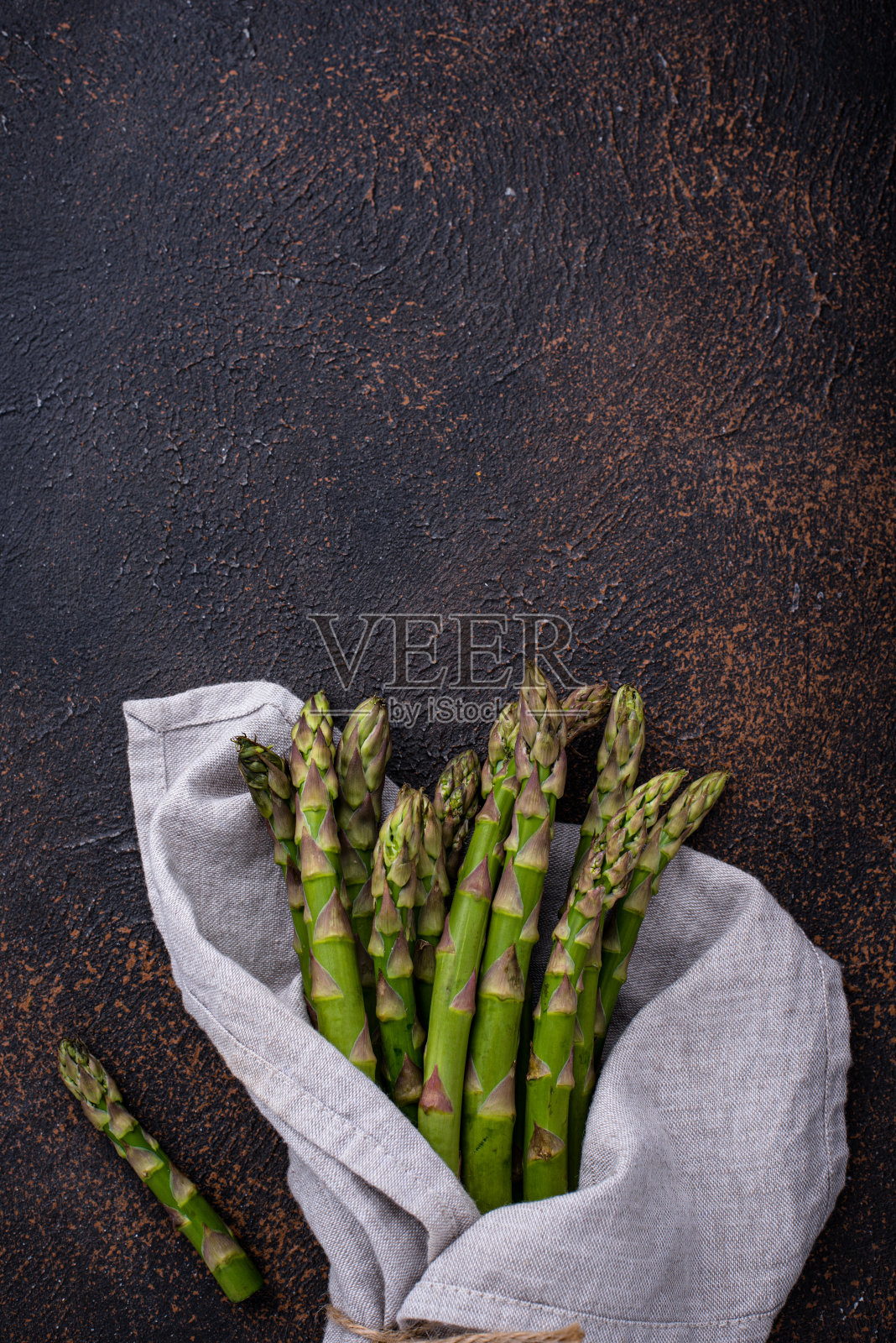 新鲜、生、熟的绿芦笋照片摄影图片