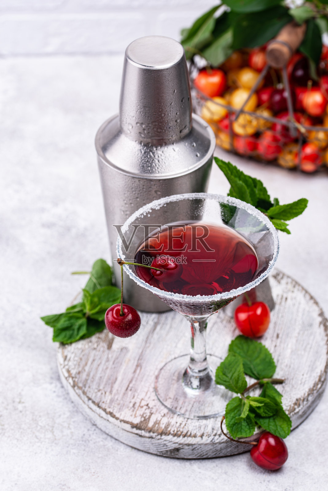 红樱桃马提尼夏日鸡尾酒照片摄影图片