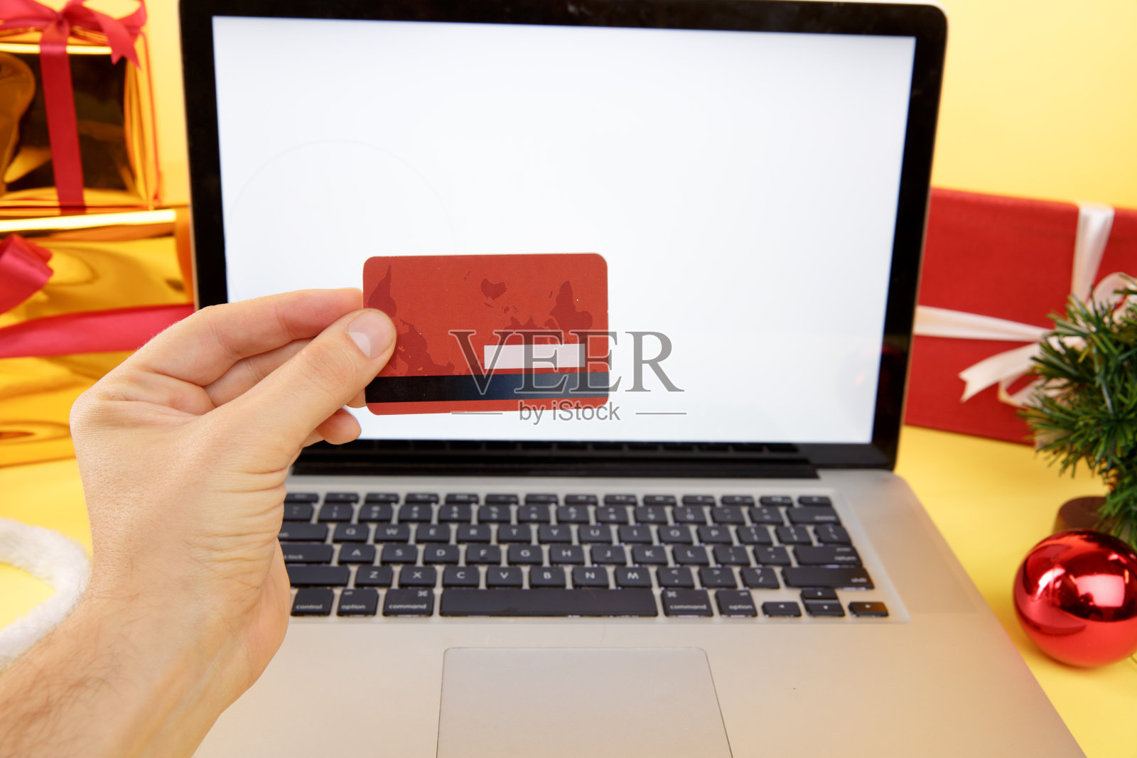 图拉，28 09 19:网上购物的概念。信用卡，笔记本电脑，圣诞礼物和盒子。照片摄影图片