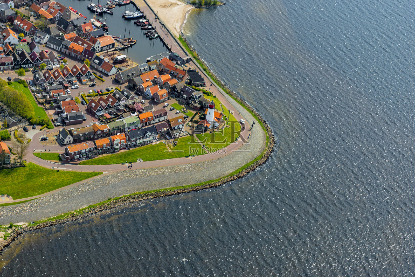 鸟瞰图上的前Urk岛在IJsselmeer的海岸在弗莱弗兰，荷兰照片摄影图片