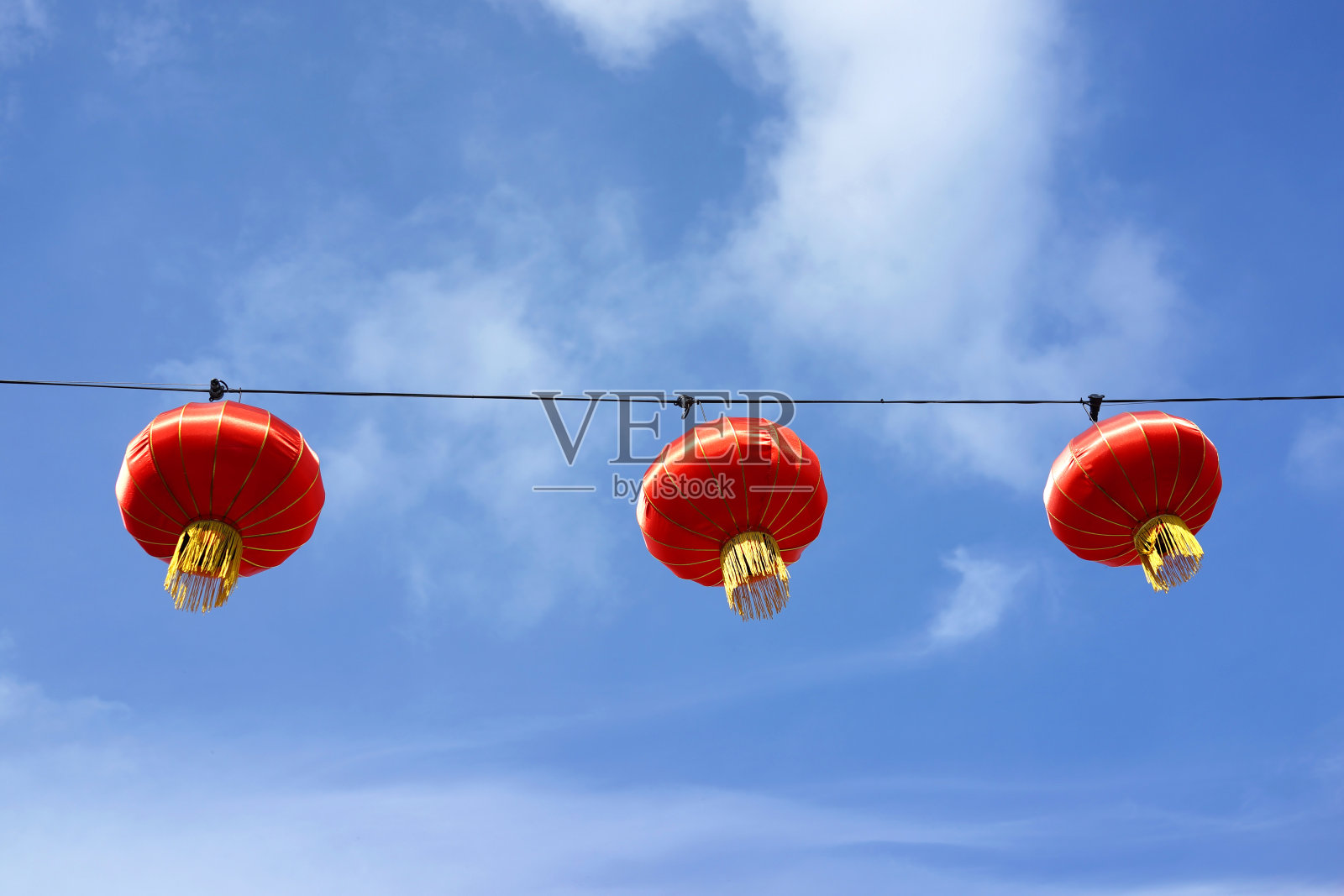 低角度的灯笼挂在晴朗的蓝天照片摄影图片