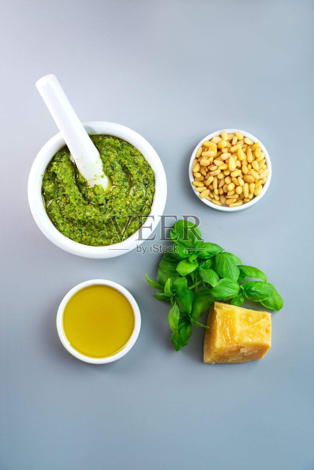 自制罗勒酱香蒜沙司的原料。新鲜罗勒，帕尔马干酪，坚果。副本的空间。照片摄影图片