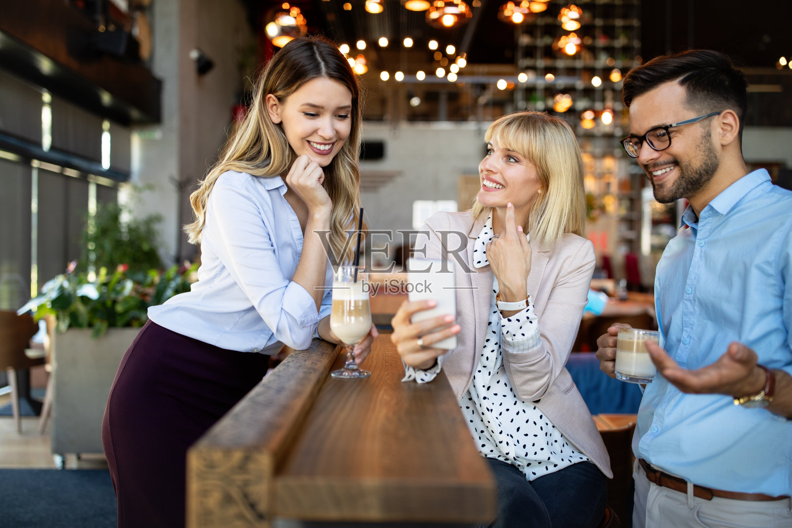 美丽的商业同事在现代化的办公室内部开会照片摄影图片