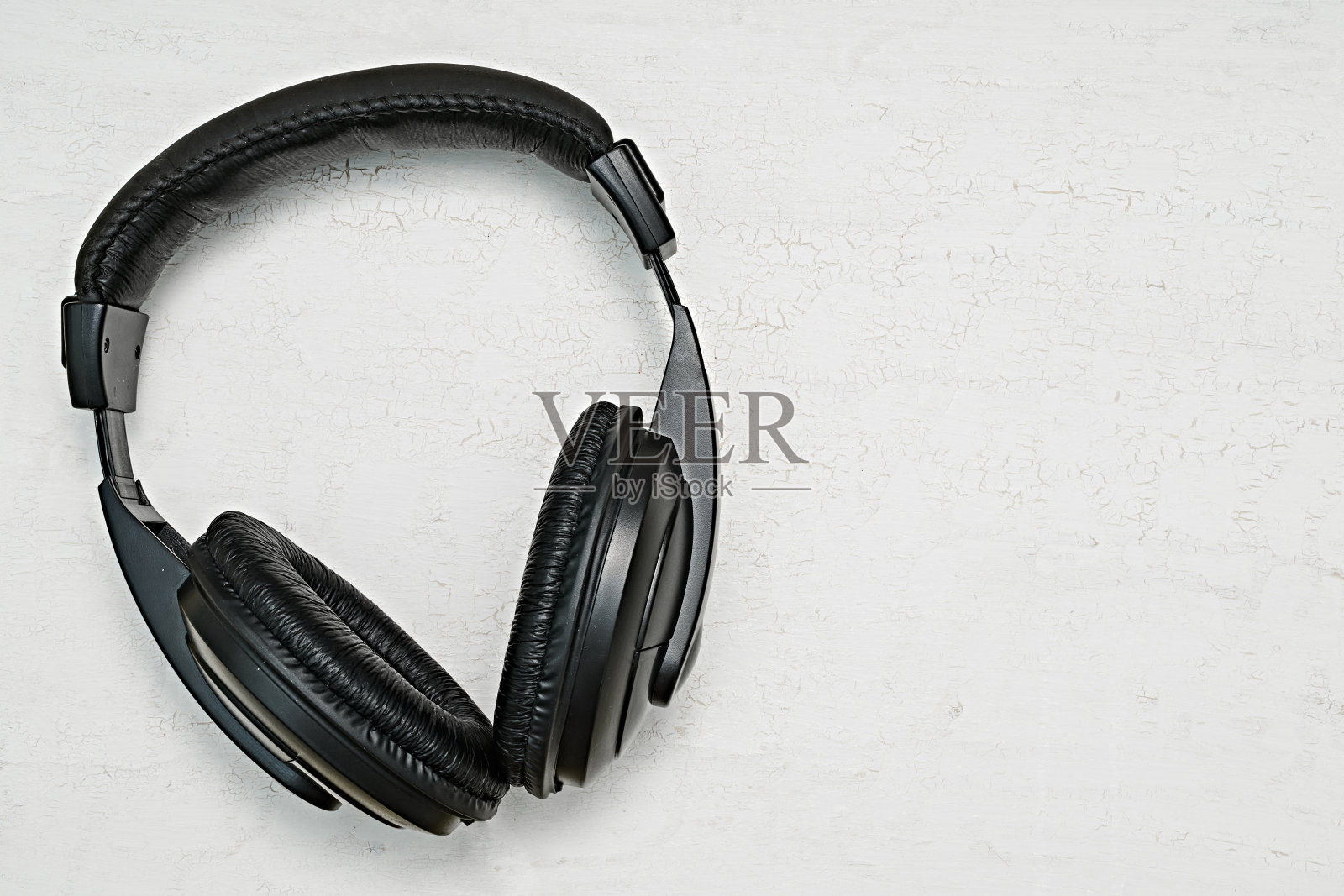 巨大的黑色耳机放在彩色背景上。设备的个人听音乐。照片摄影图片