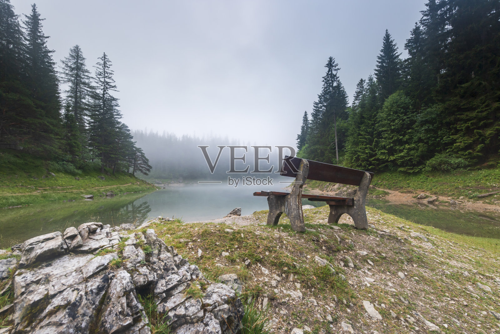 奥地利阿尔卑斯山的绿色湖泊照片摄影图片