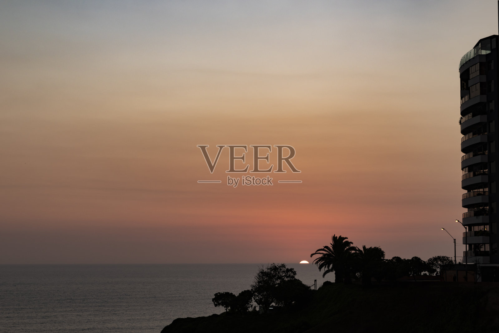 利马木板路上的日落。照片摄影图片