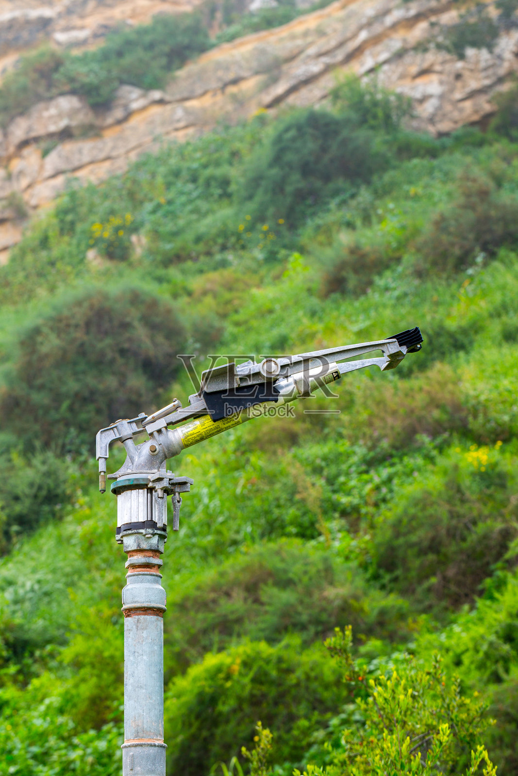 装有喷嘴阀门的消防洒水车。在干燥和炎热气候地区的森林或公园绿色可燃种植园的防火系统的一个完整的重型部分。照片摄影图片