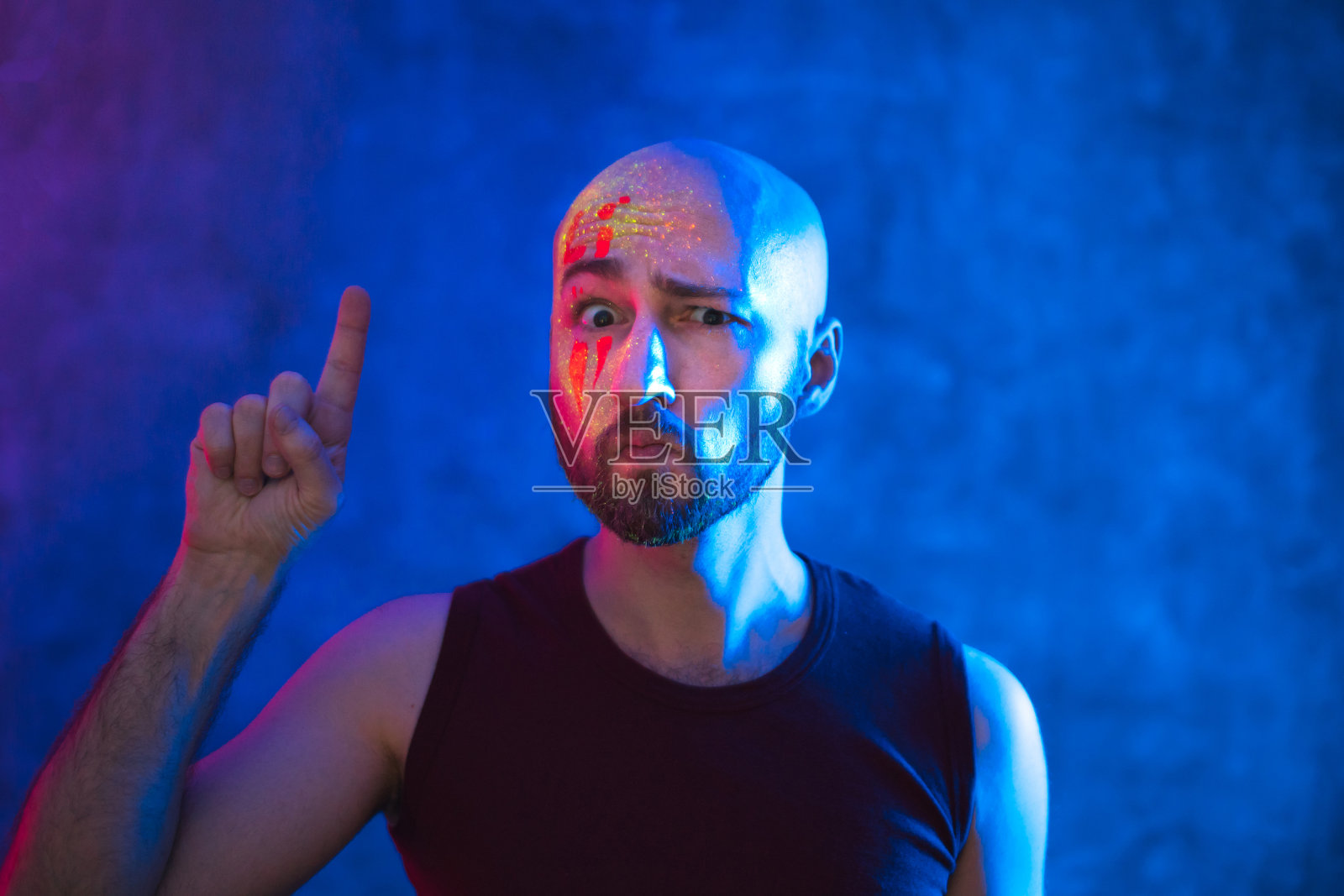 年轻男子的身体艺术在不寻常的照明摆姿势。照片摄影图片