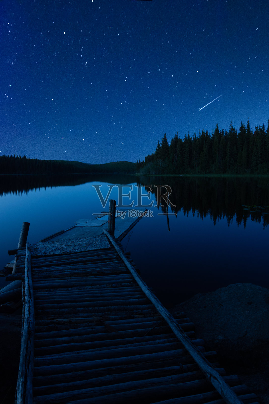 码头与彗星星空的垂直景观照片摄影图片