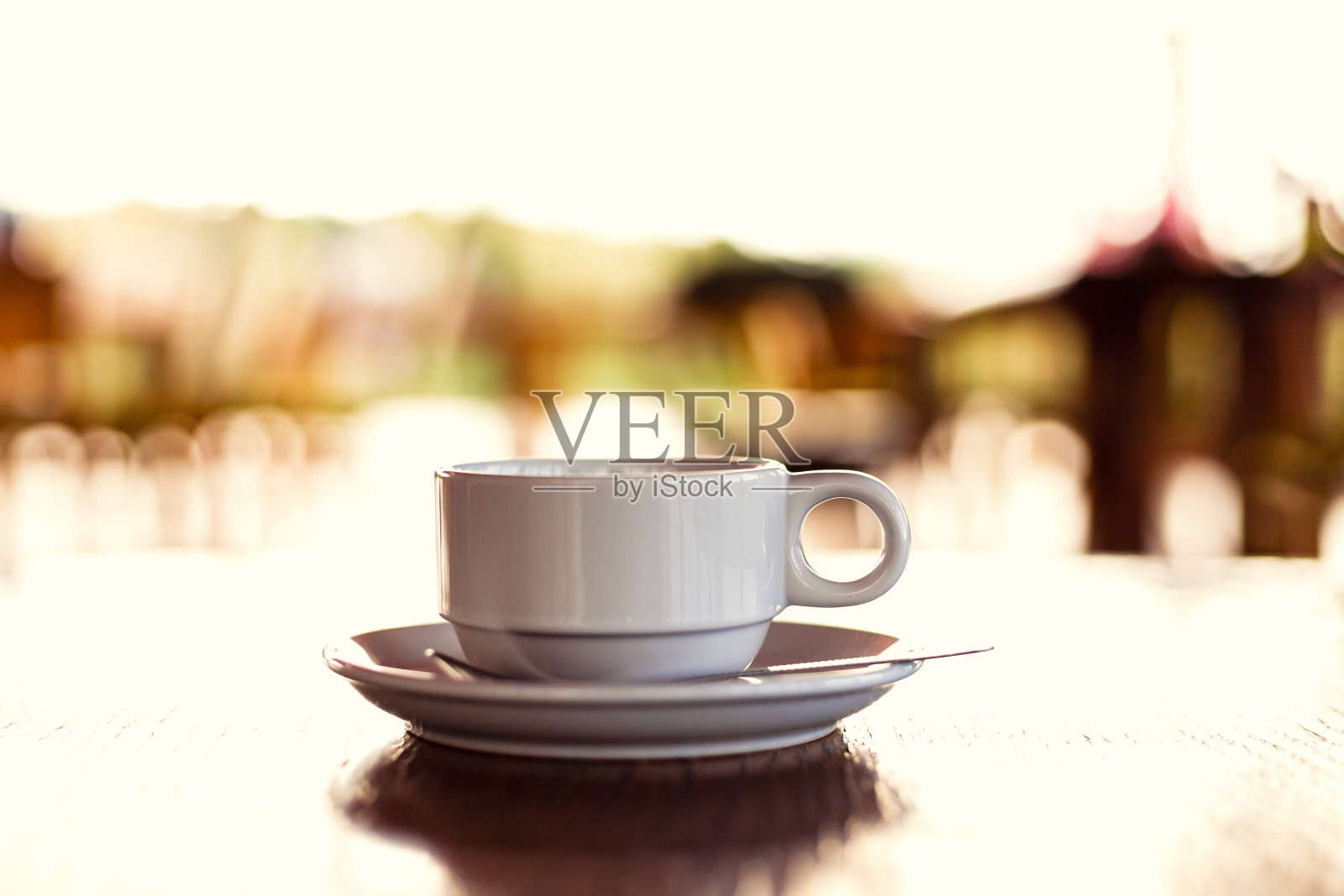 早上，木桌上放着一杯热咖啡。照片摄影图片