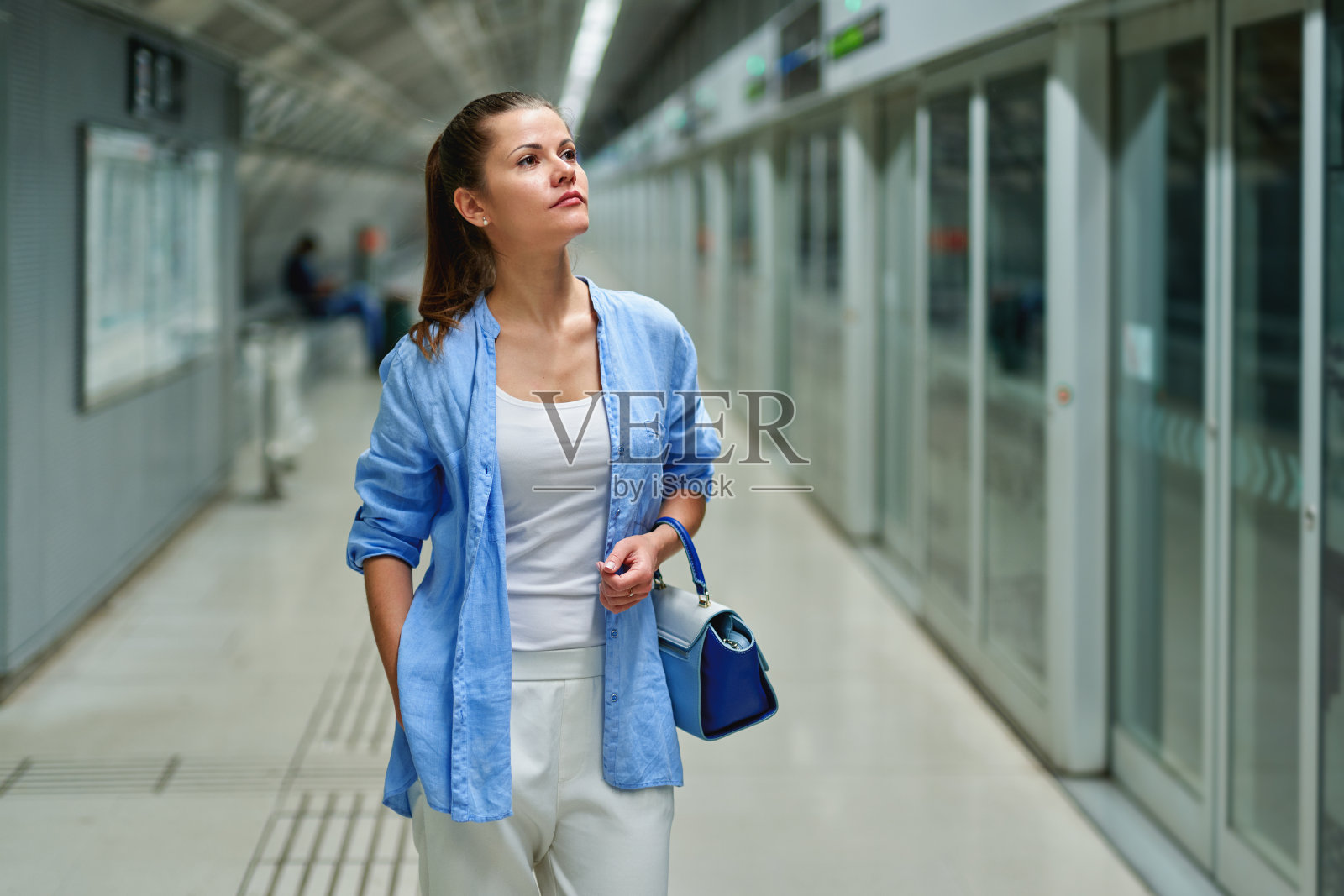 地铁里优雅时尚的商务女性照片摄影图片