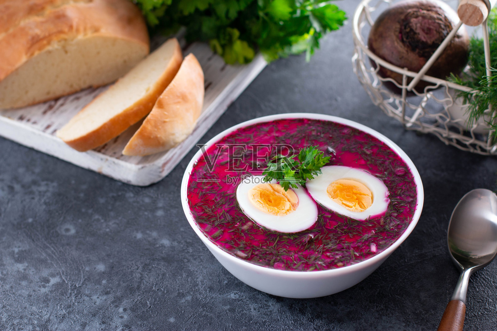 冷甜菜根(甜菜)汤，酸奶，鸡蛋，洋葱和黄瓜在黑暗的背景照片摄影图片