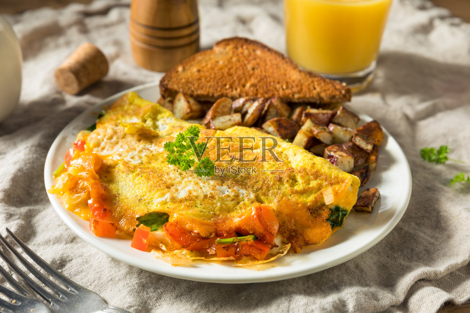 自制蔬菜芝士煎蛋卷照片摄影图片