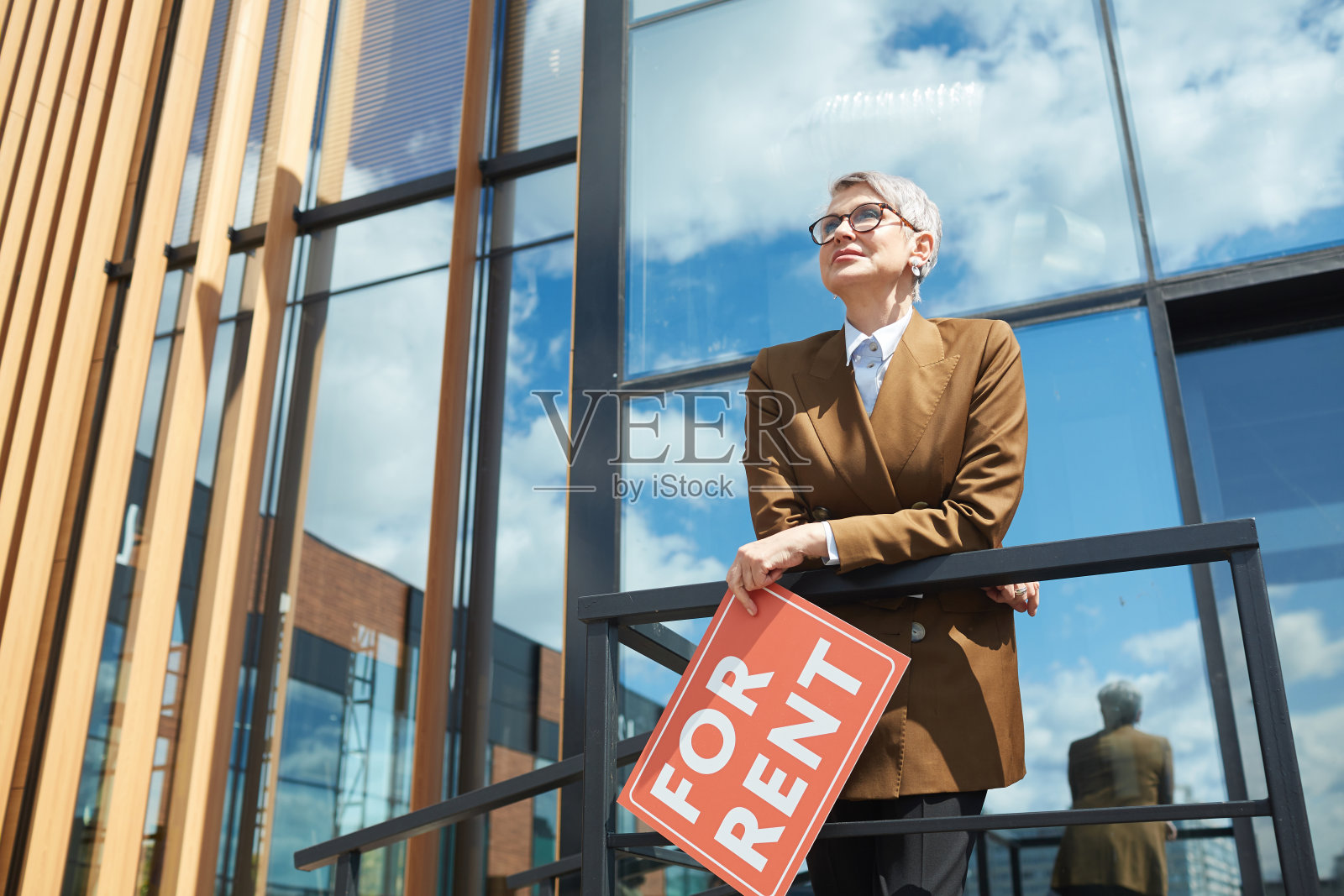 在办公楼工作的房地产经纪人照片摄影图片