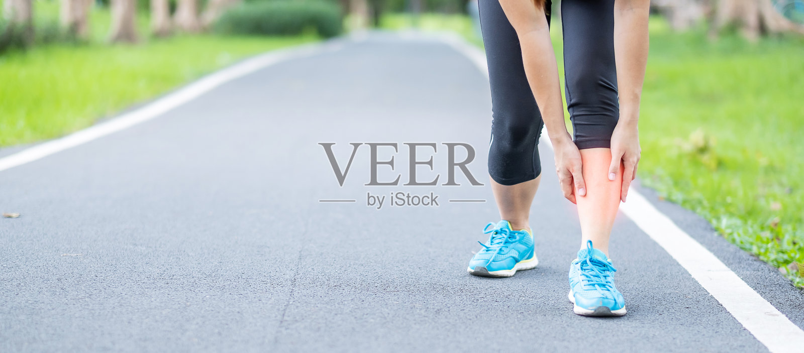 年轻的成年女性，跑步时肌肉疼痛。女跑步者因胫骨夹板而腿部疼痛。运动损伤与医学概念照片摄影图片