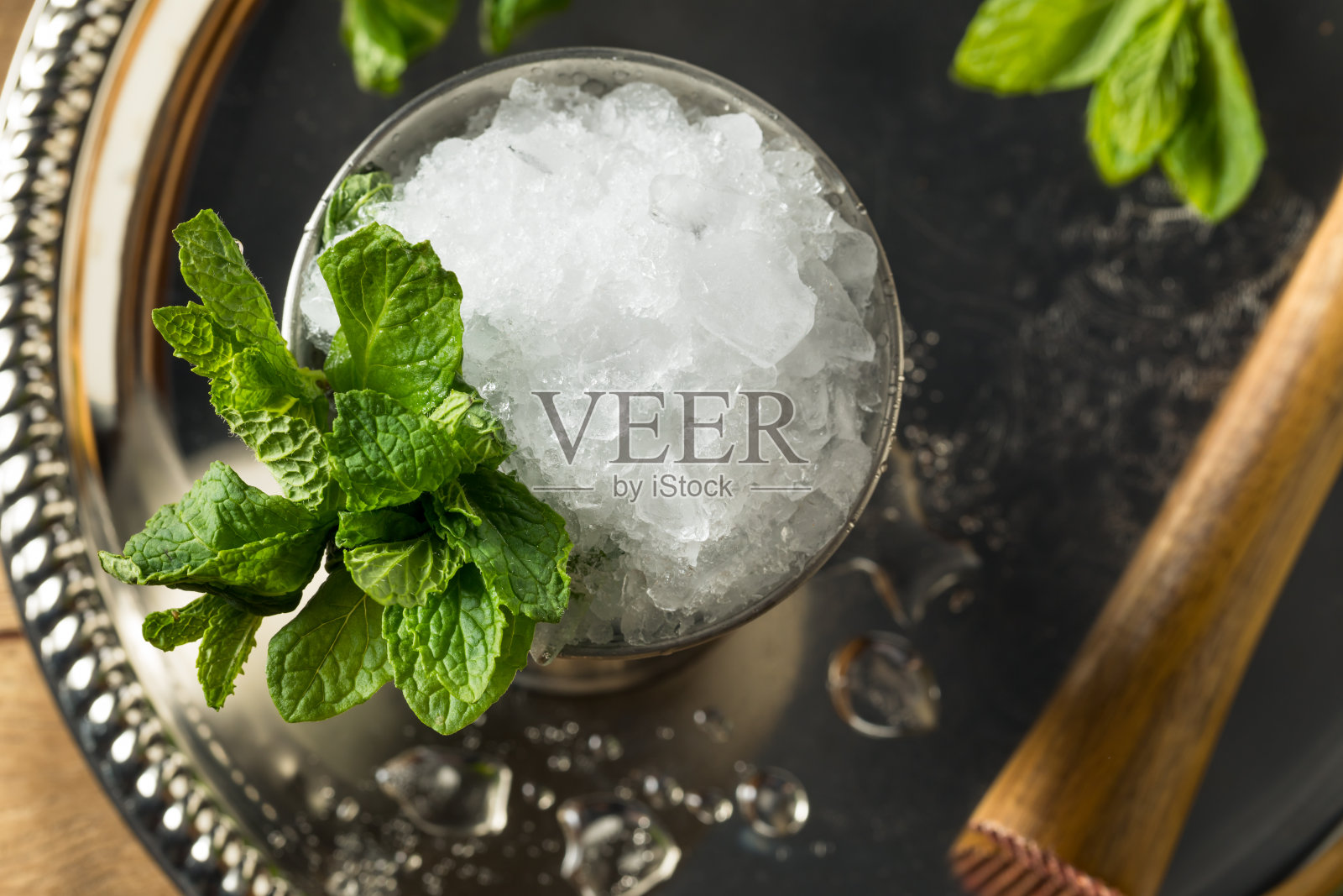 冰冻波本薄荷朱利酒照片摄影图片