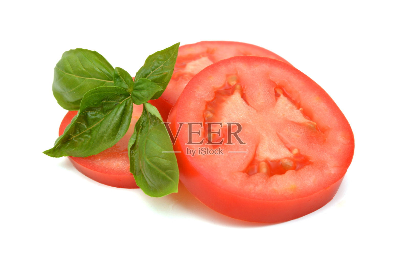番茄切成两半或四分之一，在白底上加生的照片摄影图片